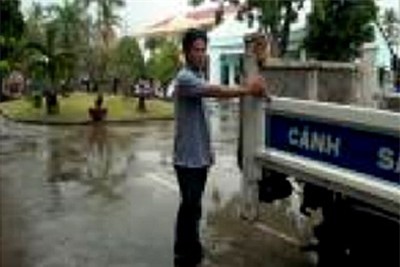 "Ma men" chặn đầu, đập phá xe của CSGT