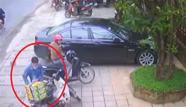 Thanh niên đi SH "tiện tay" trộm 3 thùng bia rồi tẩu thoát