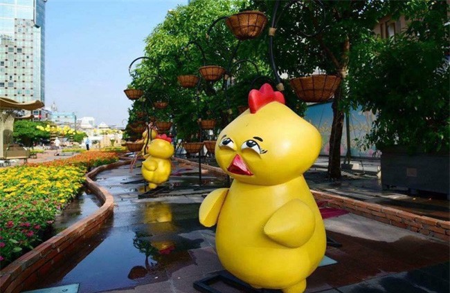 Chú gà biểu cảm "dỗi hờn" hot nhất đường hoa Nguyễn Huệ 