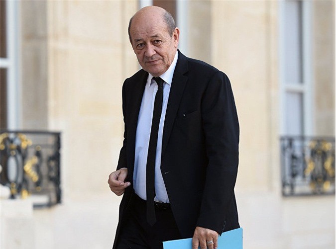 Bộ Trưởng Quốc phòng Pháp thiếp ngủ trong phòng họp 