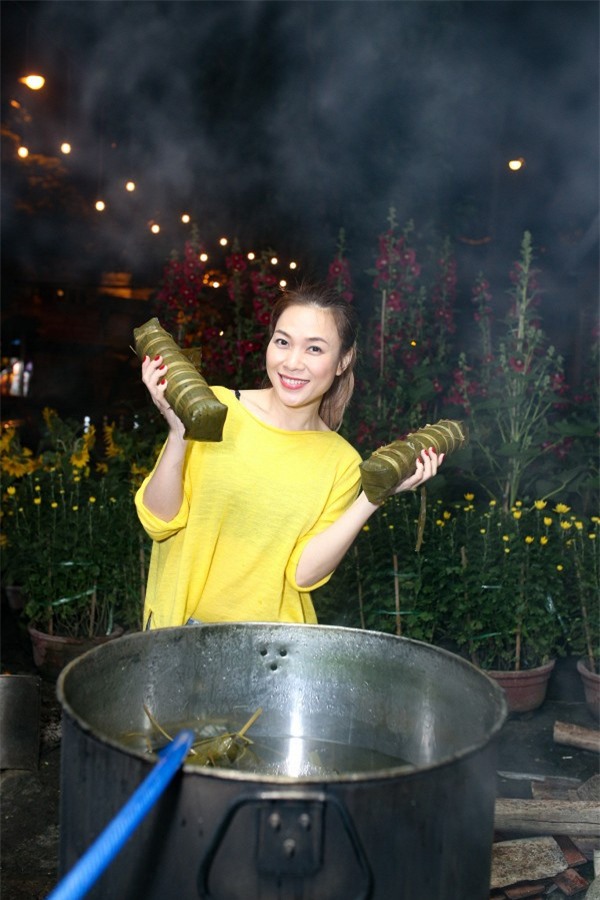 Mỹ Tâm khoe ảnh thức trắng đêm nấu 60 đòn bánh tét bên gia đình