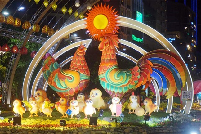 Người Sài Gòn háo hức du xuân bên đường hoa Nguyễn Huệ