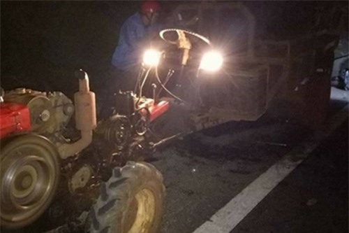 Tông vào máy cày, 2 thanh niên tử vong trên đường về quê ăn Tết