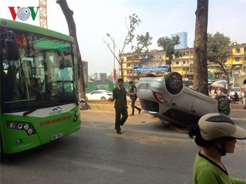 Xế hộp mất lái, lật ngửa trên làn BRT
