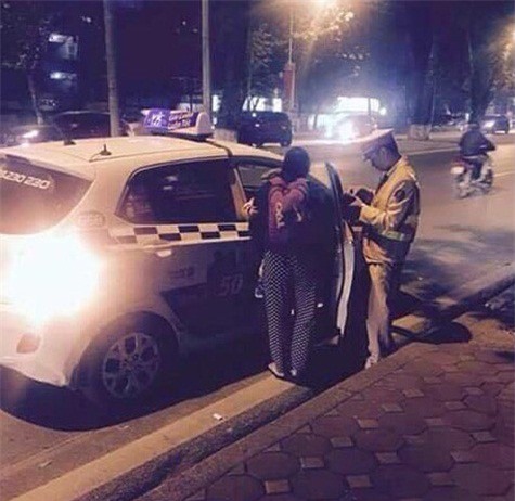 Cảm động tấm lòng chiến sĩ CSGT giúp hai mẹ con về quê ăn Tết