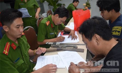 Dân Sài Gòn mang dao kiếm, mã tấu đi đổi quà Tết