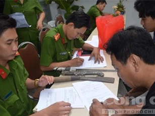 Dân Sài Gòn mang dao kiếm, mã tấu đi đổi quà Tết