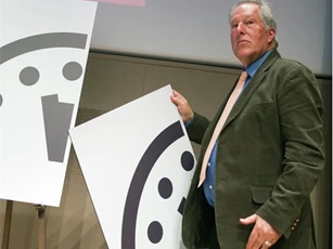 Mũi tên "giờ tận thế" dịch chuyển sớm nửa phút vì Donald Trump