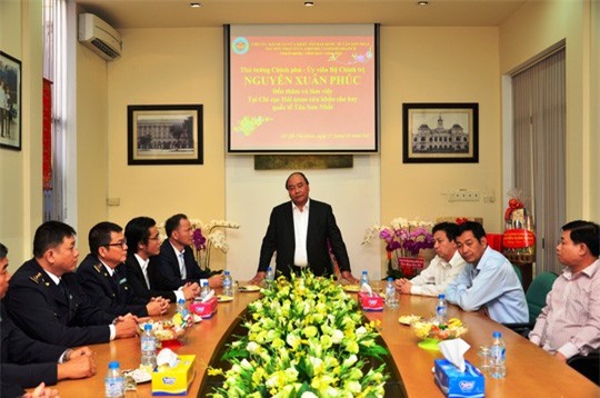 Thủ tướng Nguyễn Xuân Phúc chúc Tết Chi cục Hải quan Tân Sơn Nhất