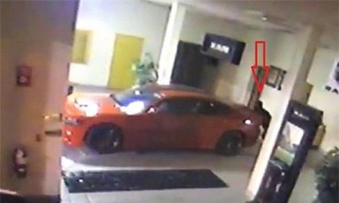 Trộm vào đại lý ôtô khuân mất xe thể thao trong "tích tắc"