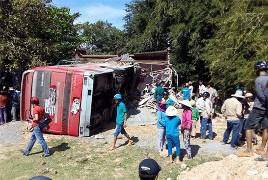 Xe khách đâm sập nhà, 3 người thoát chết ngày 30 Tết