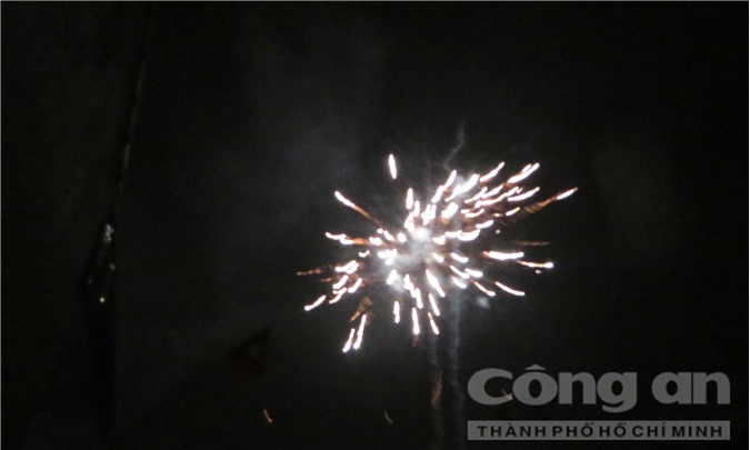 Bất chấp bị cấm, pháo vẫn nổ rực trời ở Nghệ An