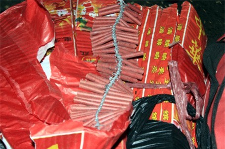 Bắt quả tang đối tượng vận chuyển 2 bánh pháo nổ gần Giao thừa