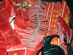 Bắt quả tang đối tượng vận chuyển 2 bánh pháo nổ gần Giao thừa