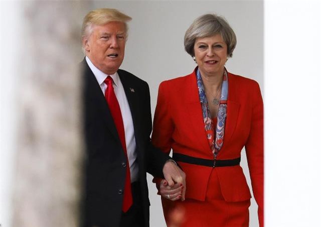 Cảnh ông Trump nắm tay nữ Thủ tướng Anh gây sốt