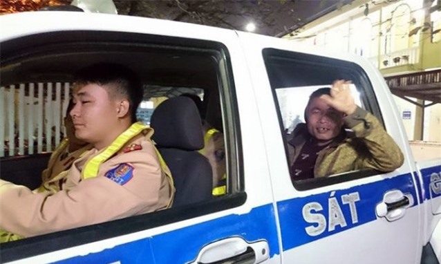 Cảnh sát dùng ôtô đưa người lỡ xe kịp về nhà đón Tết