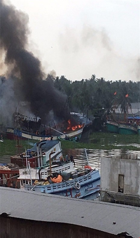 Cháy 2 tàu cá, thiệt hại hàng tỷ đồng ngày đầu năm