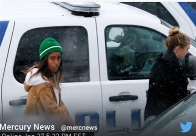 Con gái Obama biểu tình chống quyết định đầu tiên của ông Trump