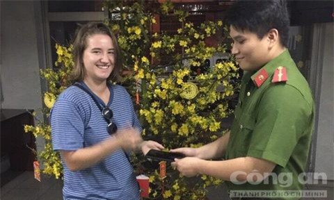 Du khách hạnh phúc nhận lại tài sản bị cướp chiều mùng 1 Tết