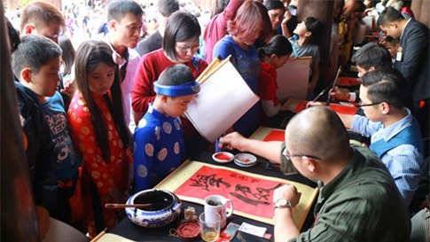 Hàng nghìn người dân chen nhau xin chữ đầu xuân tại Văn Miếu