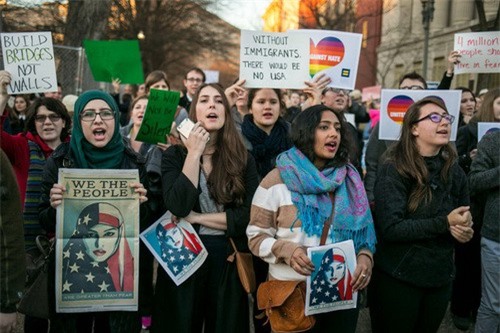 Mỹ áp lệnh cấm nhập cảnh với cả người có "thẻ xanh