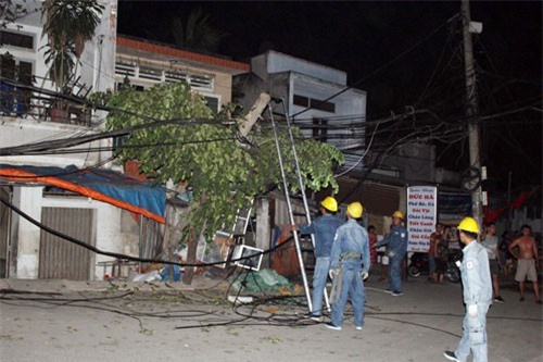 Tàu hỏa kéo gãy cột điện, người dân tháo chạy tán loạn