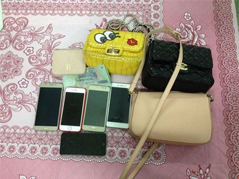 Tóm gọn nhóm đối tượng móc túi ở đường hoa Nguyễn Huệ