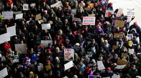 Sân bay Mỹ hỗn loạn, thẩm phán hạn chế lệnh cấm nhập cư của ông Trump