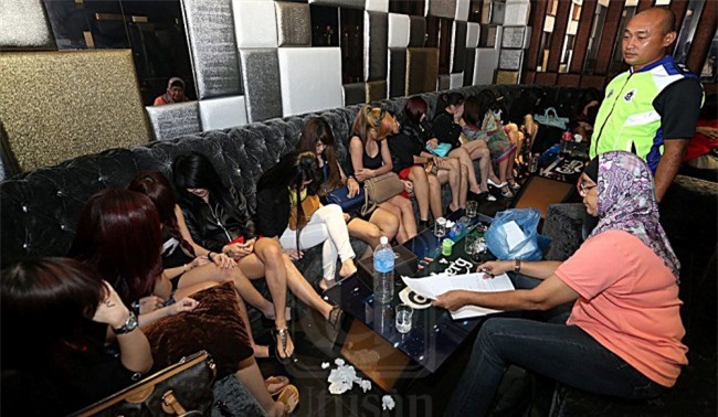 Triệt phá động mại dâm "hiện đại" dưới lòng đất ở Malaysia