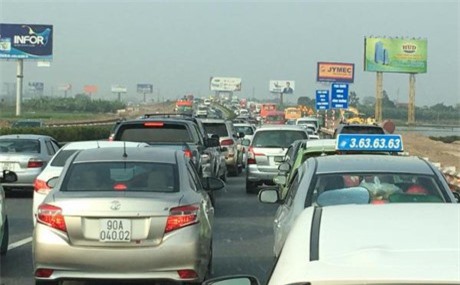 3 ô tô va chạm liên hoàn, cao tốc Pháp Vân - Cầu Giẽ kẹt cứng