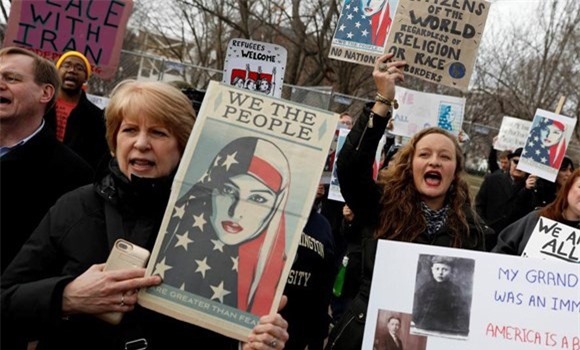 Bất chấp sắc lệnh của ông Trump, 872 người vẫn được nhập cảnh