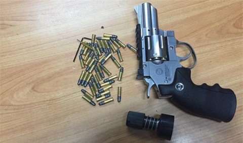 Thanh niên rút súng dọa bắn con bạc ngày mùng 1 Tết ở Sài Gòn