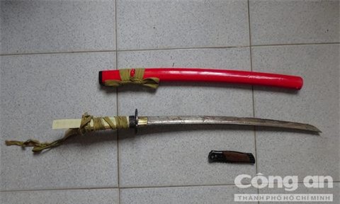 Đang nằm ngủ thì bị nhóm thanh niên mang kiếm chém tới tấp