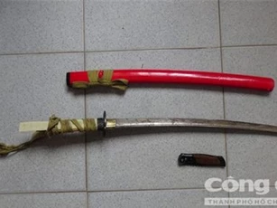 Đang nằm ngủ thì bị nhóm thanh niên mang kiếm chém tới tấp
