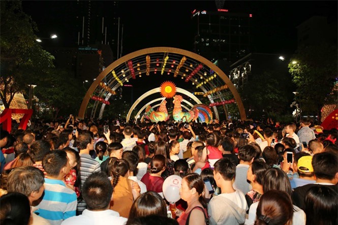 Đường hoa Nguyễn Huệ kéo dài đến hết ngày mùng 5 Tết