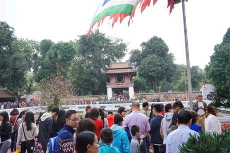 Người dân chen chúc vào Văn Miếu-Quốc Tử Giám xin chữ