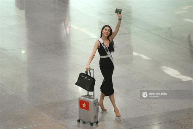 Người đẹp Lệ Hằng rạng rỡ khi trở về Việt Nam