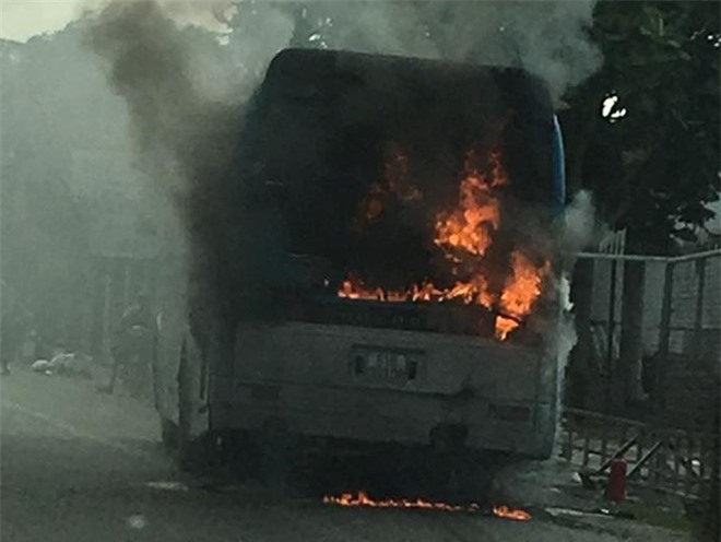 Xe khách đang chạy bất ngờ bốc cháy dữ dội trên quốc lộ
