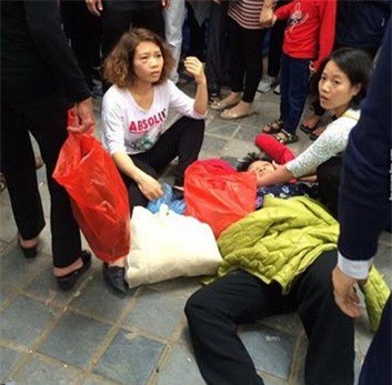 Dẫm chân cô gái đi chùa Hương, bà cụ bị đánh ngất xỉu