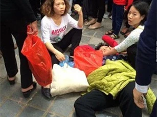 Dẫm chân cô gái đi chùa Hương, bà cụ bị đánh ngất xỉu