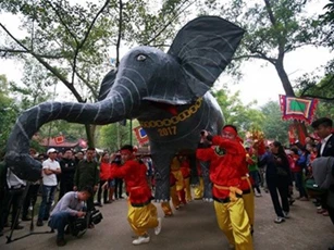 Khai hội đền Gióng, chiêm ngưỡng voi chiến "khổng lồ"