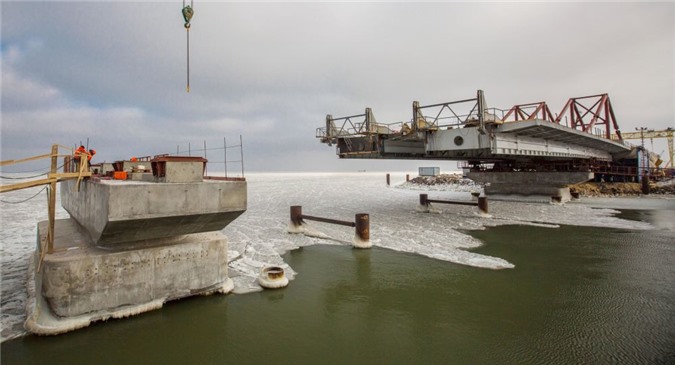 Nhịp cầu Crưm trải dài ra biển