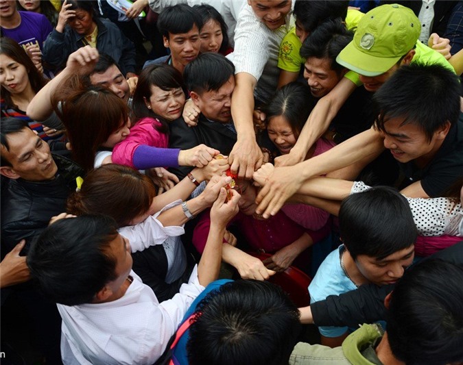 Sốc với cảnh tranh lộc gây hỗn loạn ở chùa Hương