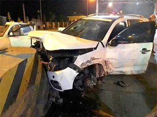 Xế hộp mất lái tông vào trạm thu phí, 5 người nguy kịch