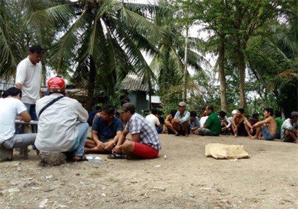 Công an nổ súng trấn áp, bắt 32 con bạc tại ổ đá gà