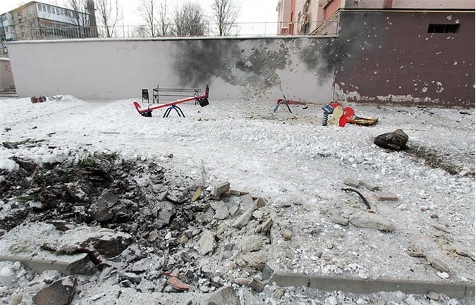 Lính Ukraine nã đạn pháo vào các nhà giám sát Nga