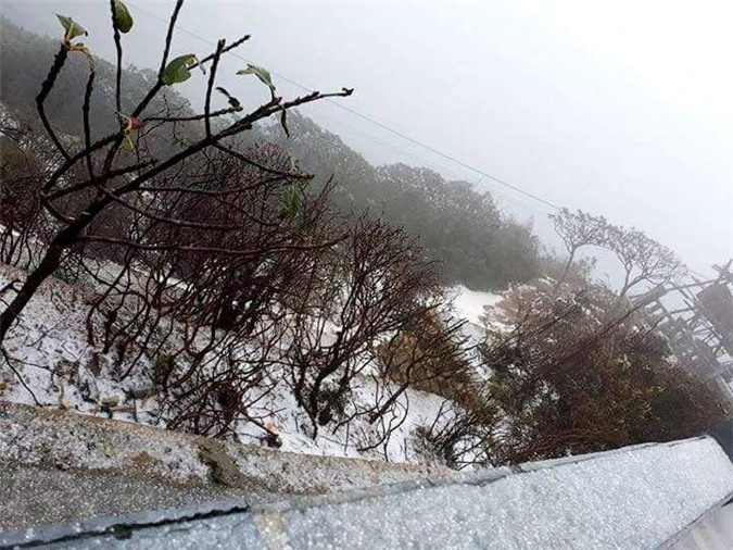 Mưa đá phủ trắng như tuyết hiếm thấy trên đỉnh Fanxipan