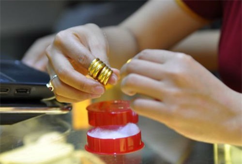 Mua vàng ngày thần tài để làm gì?