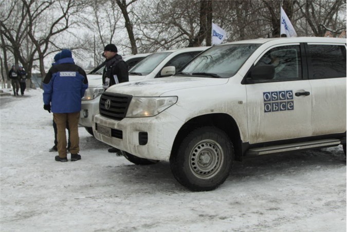 OSCE chạy khỏi Donetsk để trốn xe tăng Ukraine