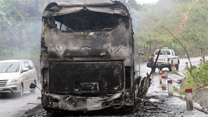 Xe khách cháy trơ khung, 7 người hô hoán tháo chạy